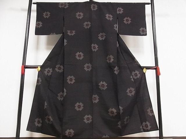 平和屋川間店■上質な紬　単衣　舞花文　黒地　着丈148.5cm　裄丈63cm　正絹　逸品　B-ph3749_画像2