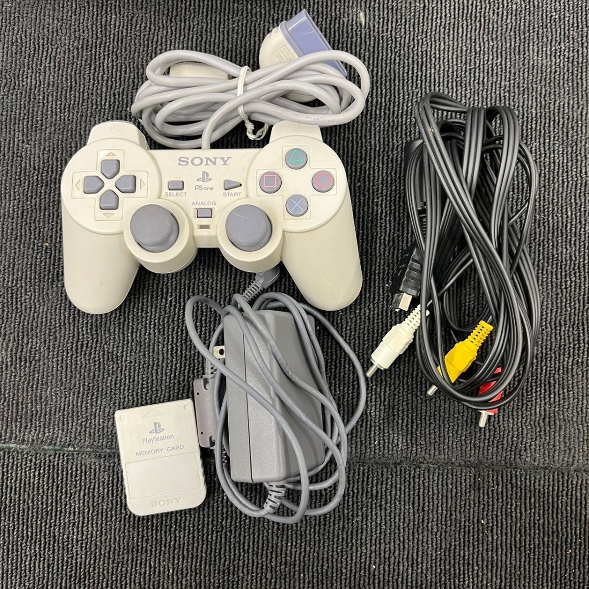 R246-C4-1224 SONY ソニー PS one playstation プレイステーション ワン SCPH-100 本体 ケーブル/コントローラー/箱付き 通電OK ③_画像2