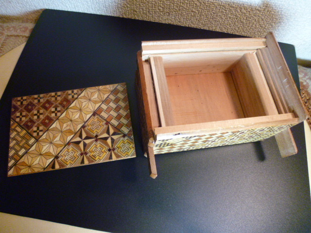 箱根寄木細工 伝統的工芸品 からくり秘密箱 　上面＆裏面スライドタイプ仕掛け　展示品・訳あり_蓋を開けた写真です。