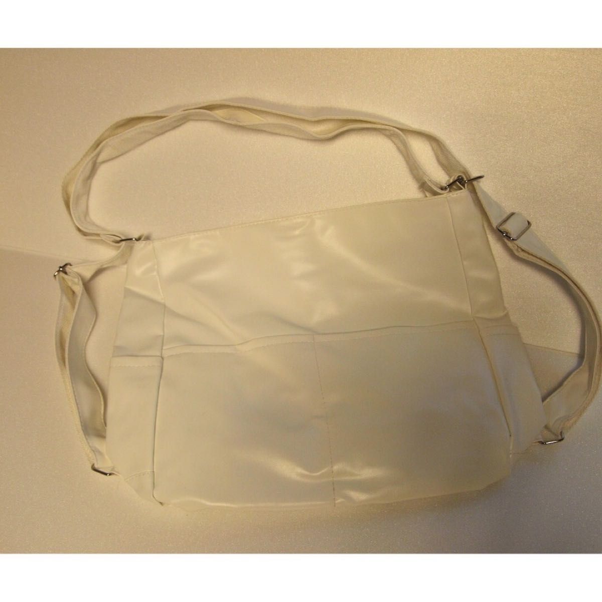 ショルダーバッグ　PUレザー　ホワイト　トートバッグ　大容量　A4　斜めがけ　白 鞄 2WAY 婦人鞄 ハンドバッグ レザー