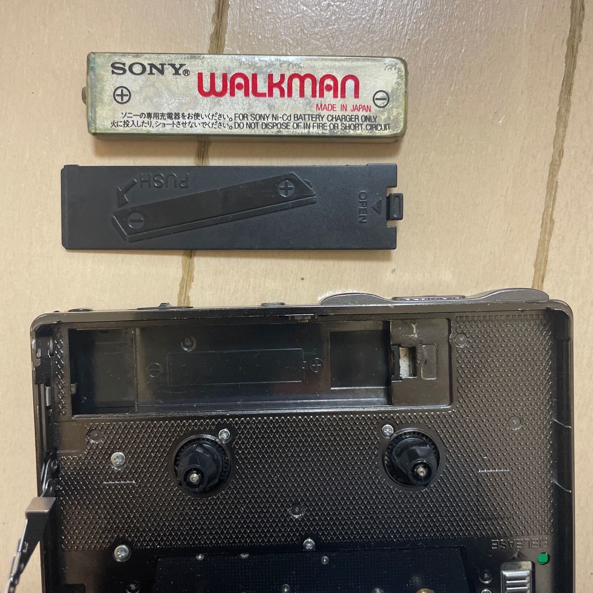 SONY ソニー WALKMAN ウォークマン カセットプレーヤー WM-702 バッテリー充電器付き　ジャンク品_画像9