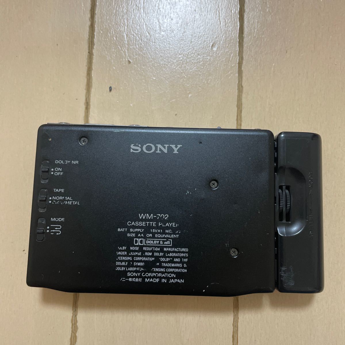 SONY ソニー WALKMAN ウォークマン カセットプレーヤー WM-702 バッテリー充電器付き　ジャンク品_画像4