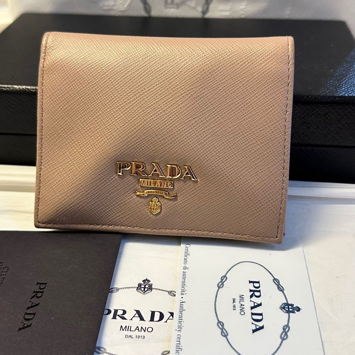 プラダ　PRADA 財布　二つ折り　折り財布　サフィアーノレザー　コンパクト　ウォレット　レディース