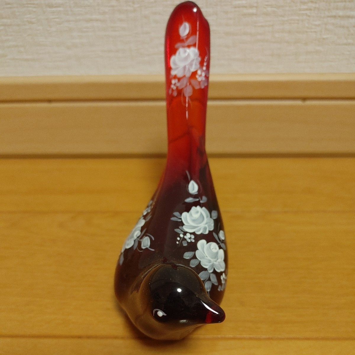 Fenton Art Glass Hand Painted Red with Flowers Bird フェントン ガラス レッド バード-手塗り花柄、サイン入り 置物_画像2