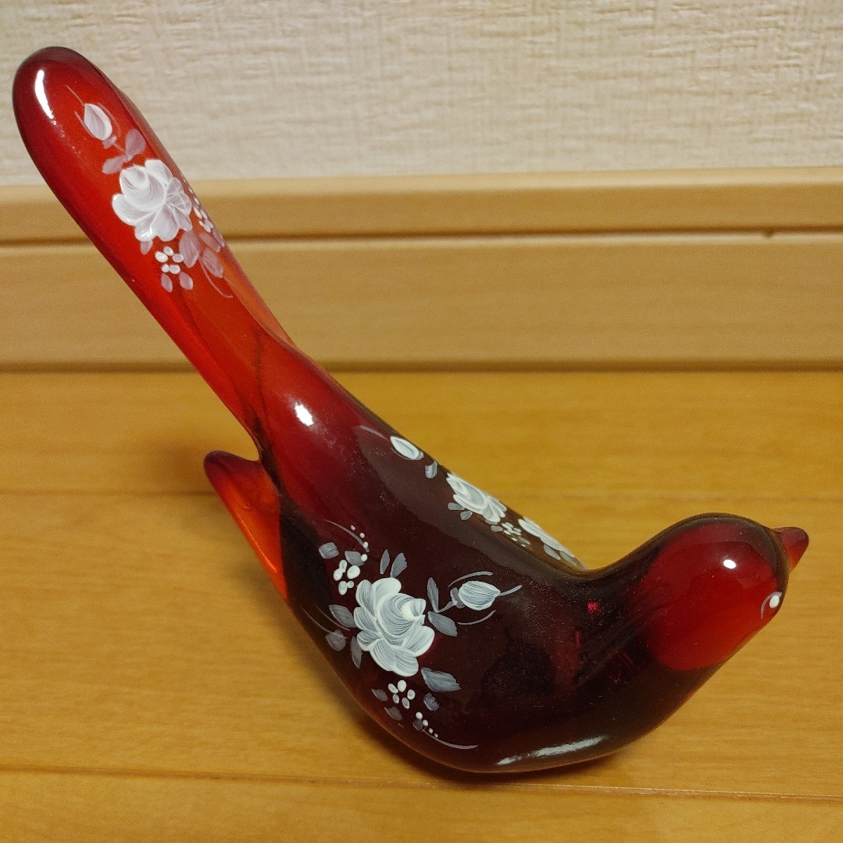 Fenton Art Glass Hand Painted Red with Flowers Bird フェントン ガラス レッド バード-手塗り花柄、サイン入り 置物_画像3