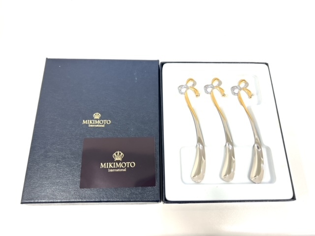 4561【未使用品☆MIKIMOTO/ティースプーン】ミキモト パール付き ゴールド/シルバー系 デザートスプーン リボン 3本◇箱付き 現状品_画像1