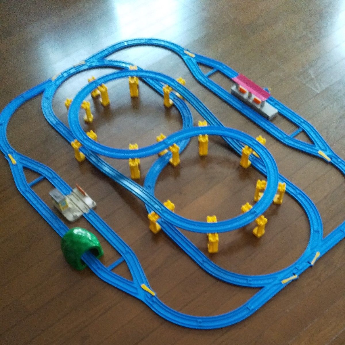 プラレールレイアウト 8の字ループ と駅 踏み切り トンネル プラレールレイアウト 8の字ループ と駅 踏み切り トンネル