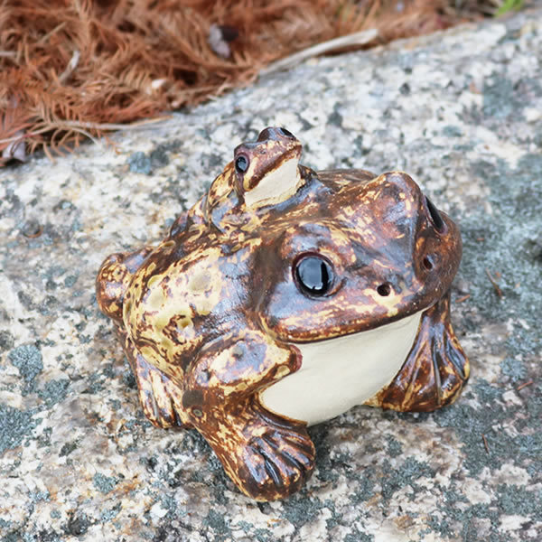 信楽焼 蛙 置物 かえる 陶器 縁起物 かわいい カエル おしゃれ ギフト 玄関 インテリア 庭 新築祝 開店祝 4号蛙 ka-0071_画像1