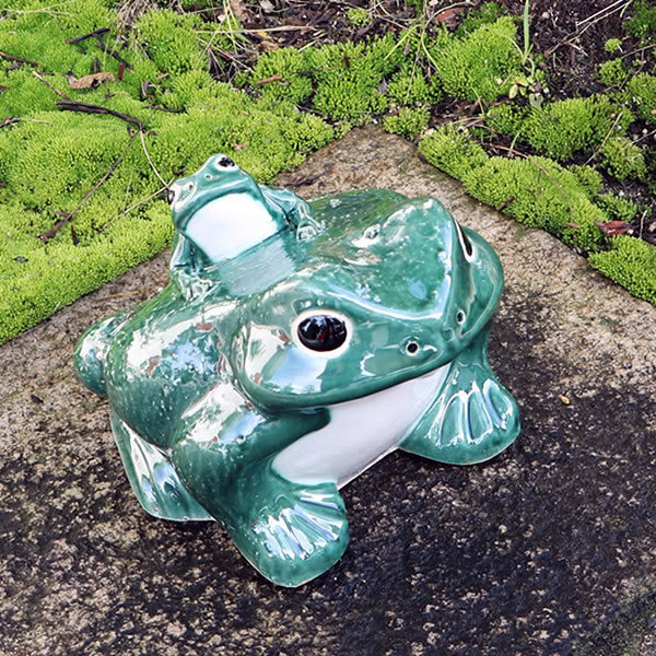 信楽焼 蛙 置物 かえる 陶器 縁起物 かわいい カエル おしゃれ ギフト 玄関 インテリア 庭 新築祝 開店祝 10号青蛙 ka-0053
