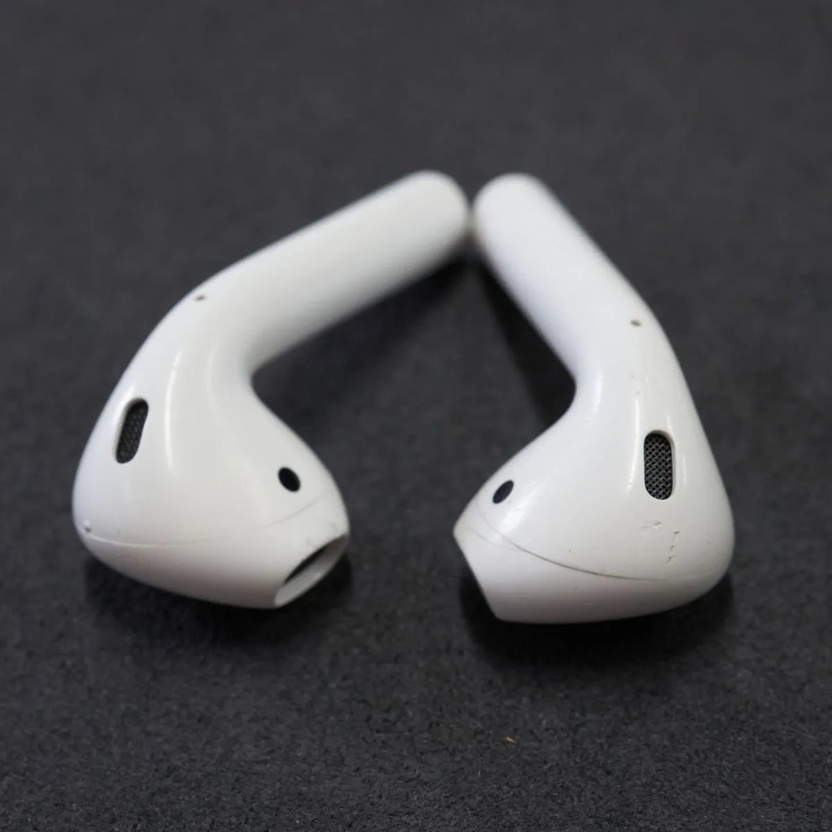 Apple AirPods エアーポッズ イヤホンのみ USED品 LR 両耳 第二世代 A2031 A2032 Bluetooth MV7N2J/A 完動品 即日発送【難有】 V9758_画像3