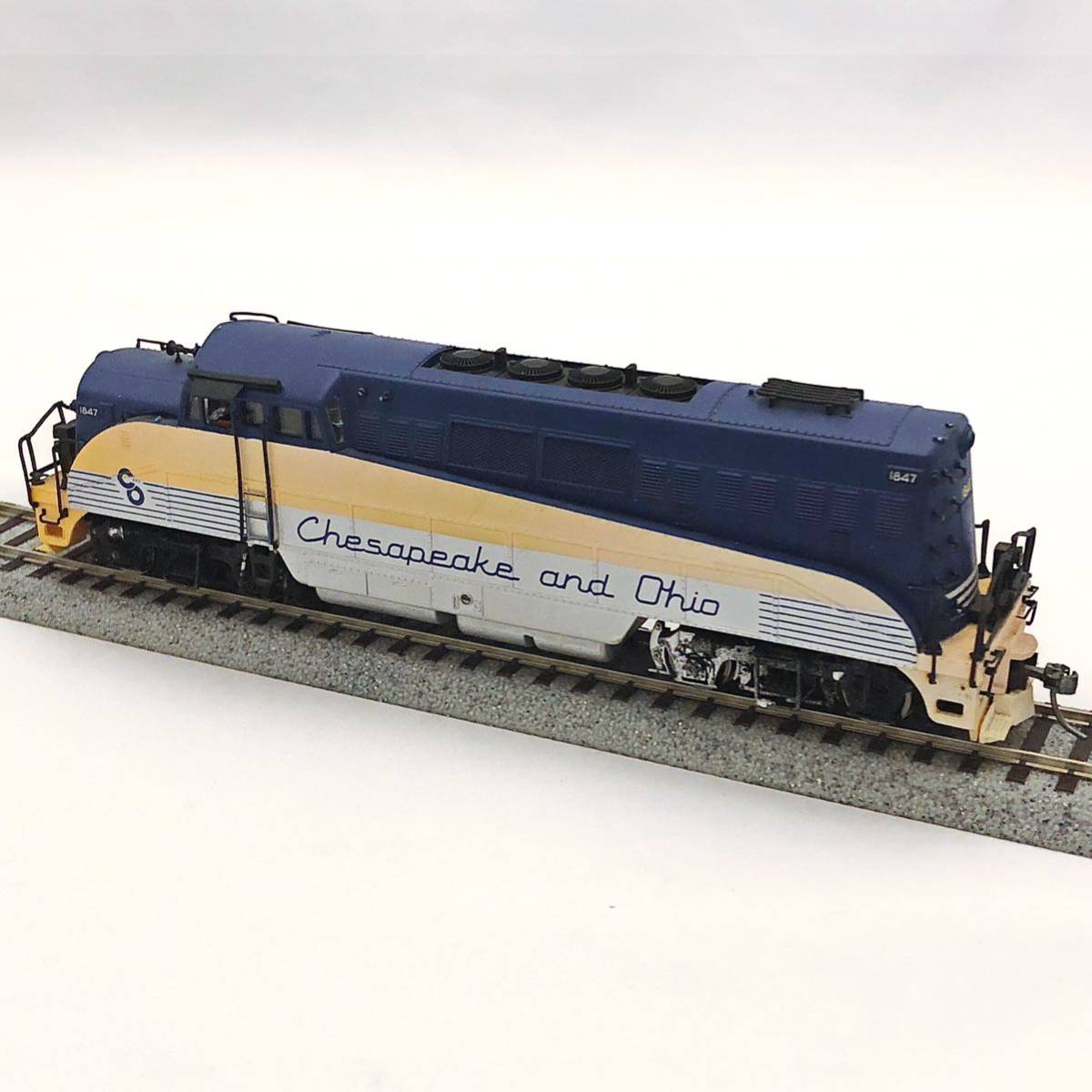 【ジャンク】HO PROTO 2000 #8699 CHESAPEAKE & OHIO BL2 DIESEL LOCOMOTIVE #1847_画像7