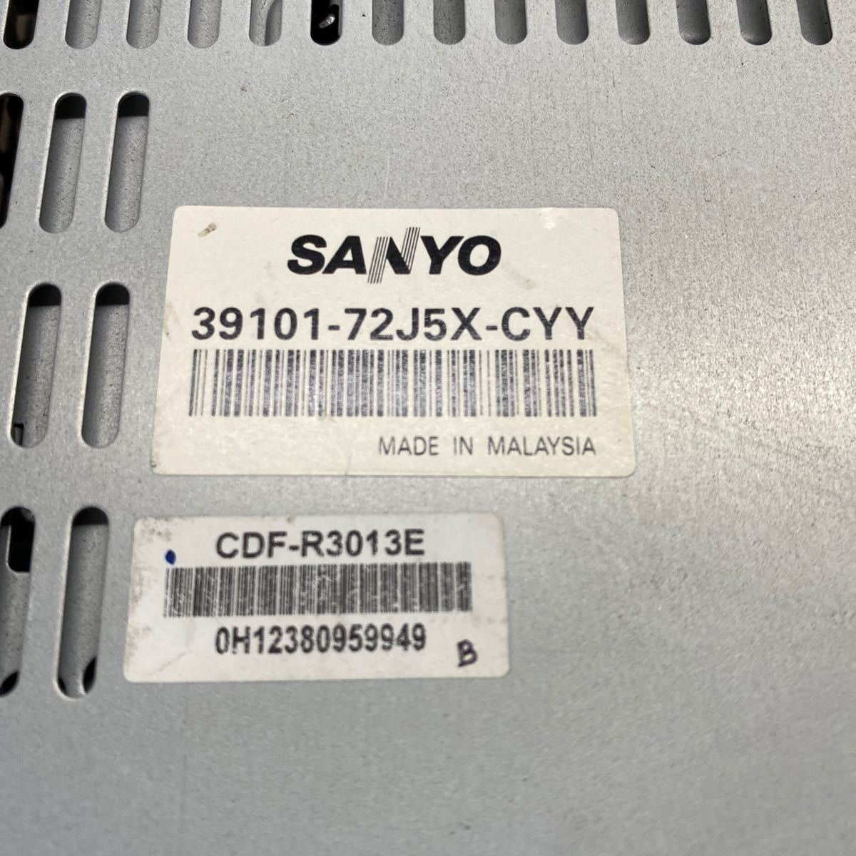 AV2-156 激安 カーステレオ SUZUKI SANYO 39101-72J5X-CYY CDF-R3013E CD FM/AM 本体のみ 簡易動作確認済み 中古現状品の画像5