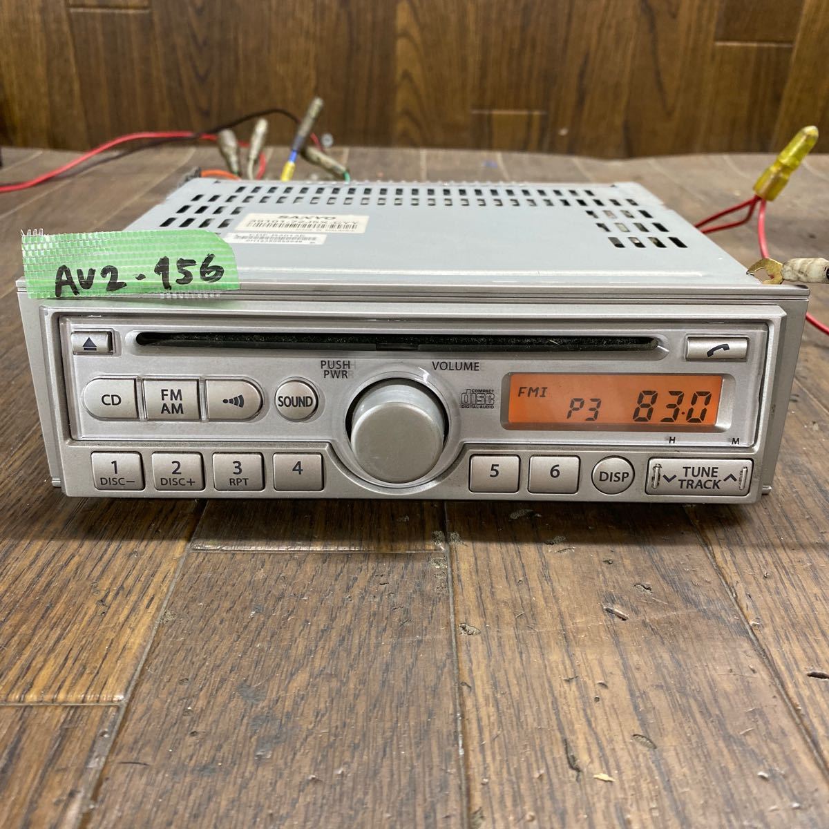 AV2-156 激安 カーステレオ SUZUKI SANYO 39101-72J5X-CYY CDF-R3013E CD FM/AM 本体のみ 簡易動作確認済み 中古現状品の画像1