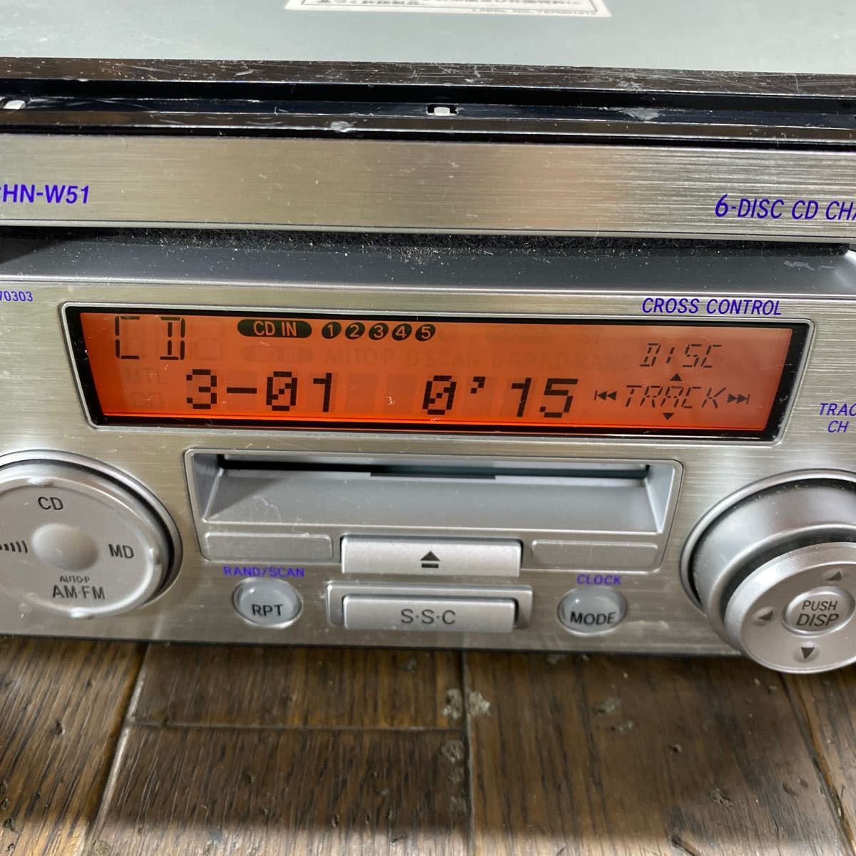 AV2-290 激安 カーステレオ 6連奏CDチェンジャー TOYOTA MCHN-W51 08600-00B90 CD FM/AM プレーヤー 本体のみ 簡易動作確認済み 中古現状品の画像4