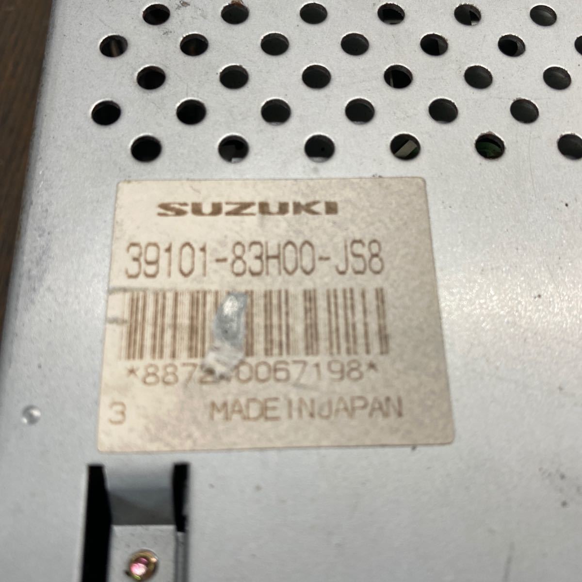 AV2-299 激安 カーステレオ CDプレーヤー SUZUKI 39101-83H00-JS8 887240067198 CD FM/AM 通電未確認 ジャンク_画像4