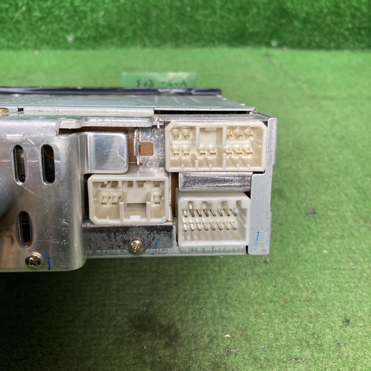 AV2-623 激安 カーステレオ MAZDA FMS MCT024J2-D 07H1B35126 カセット テープデッキ 通電未確認 ジャンクの画像3