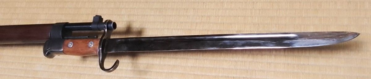 模造 三十年式銃剣(鉄鞘付き) と S&T三八式歩兵銃 (負い皮 模造 三十年式銃剣(鉄鞘付き) と S&T三八式歩兵銃 (負い皮
