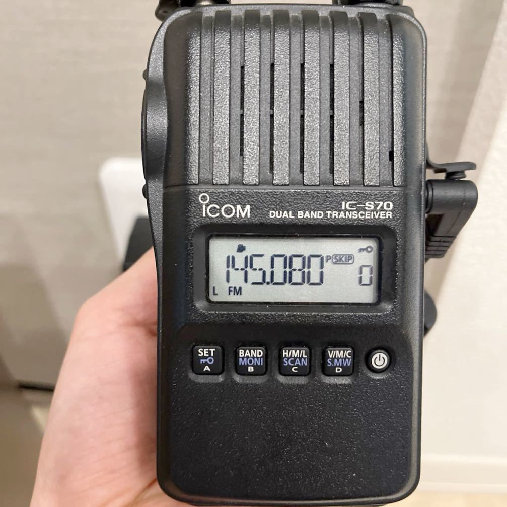 551 電源確認済／アイコム ICOM IC-S70 デュアルバンド トランシーバー ハンディ 無線機 箱付き_画像3