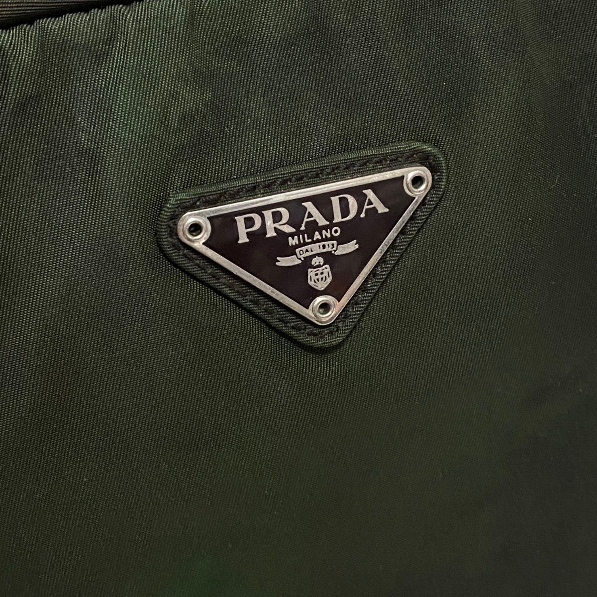 PRADA プラダ　ハンドバッグ　トート　カーキ　鍵　三角ロゴ プレート 南京錠 ナイロン B5サイズ　バック カデナ 緑　白タグ