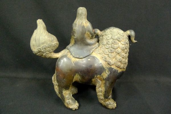 N523 古銅製 騎獅文殊菩薩香炉 重さ1997ｇ 細密彫刻 香道具 中国古玩 唐物 古美術 骨董品 時代物/80_画像2