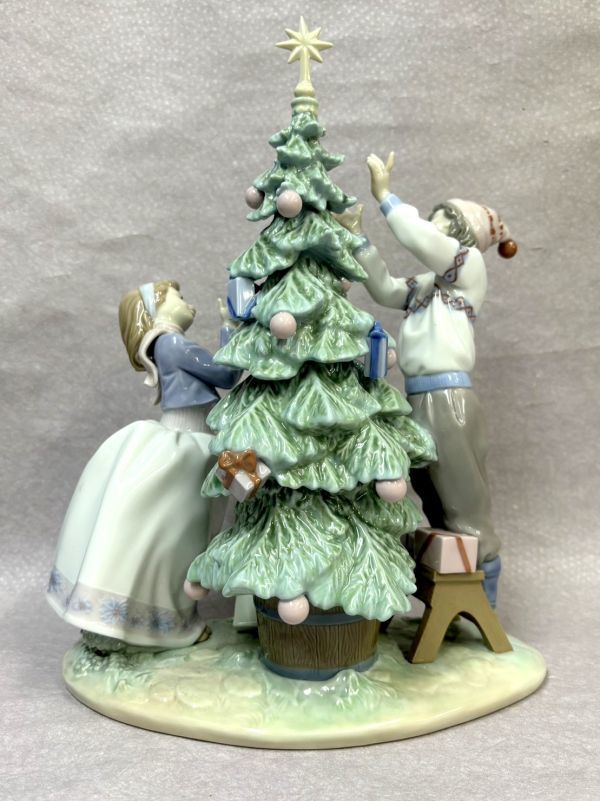 N385 リヤドロ 「ツリーを飾ろう」クリスマス少年少女 フィギュリン置物 スペイン磁器人形 Lladro/140_画像2