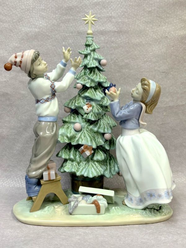 N385 リヤドロ 「ツリーを飾ろう」クリスマス少年少女 フィギュリン置物 スペイン磁器人形 Lladro/140_画像1