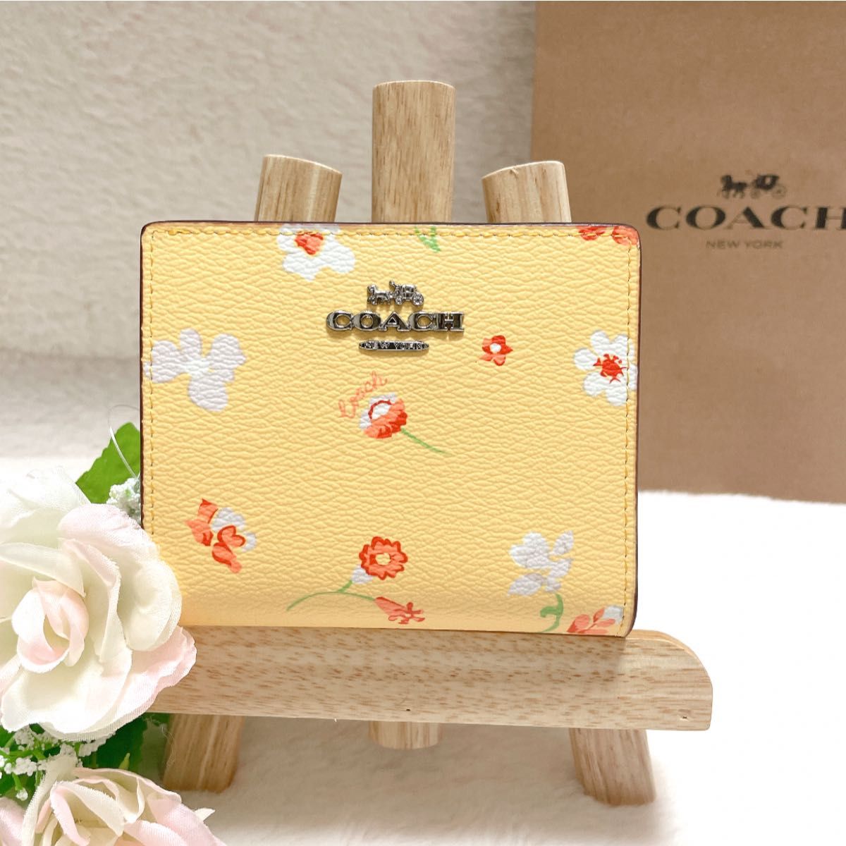 新品未使用】COACH コーチ 折り財布 イエロー フラワー 花柄 二 新品未使用】COACH コーチ 折り財布 イエロー フラワー 花柄 二