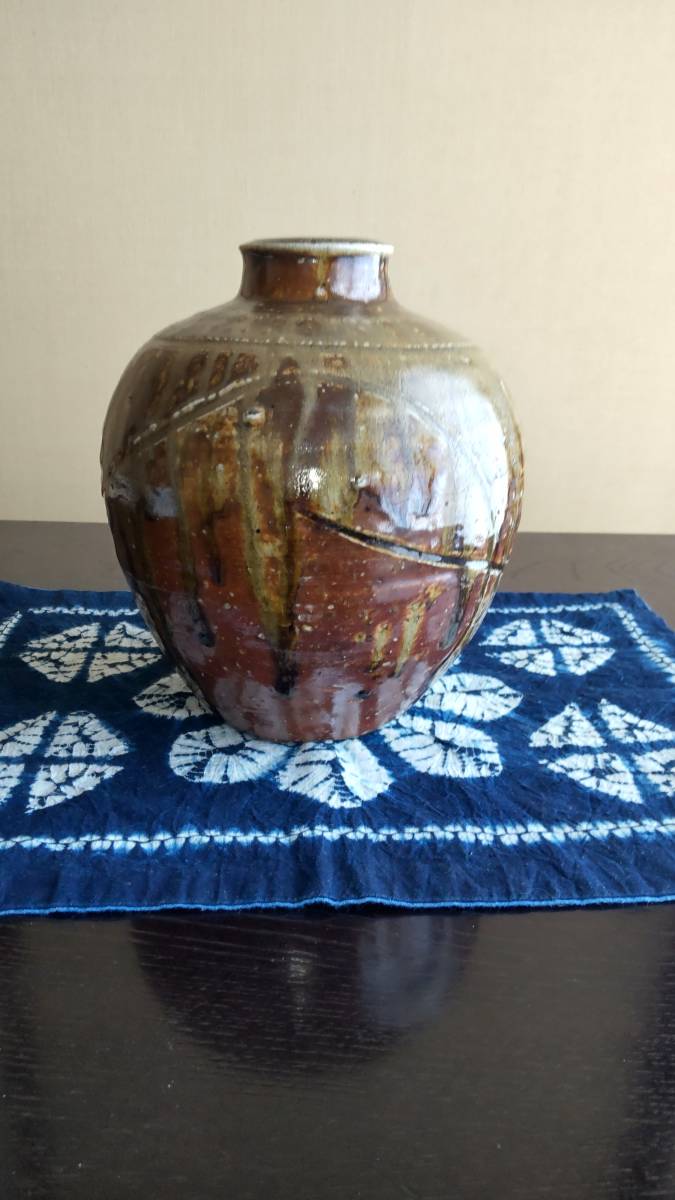 陶芸家(田口邦詮作)碧宙工房 赤松の木を藻やして焼き上げた、花器です。