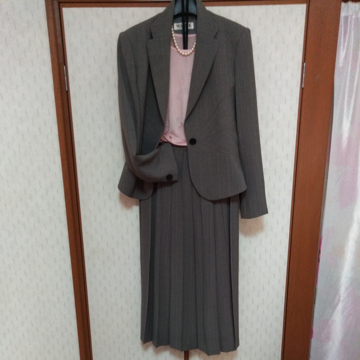 美品スーツ11号　春秋物　ジャケットとスカートの2点セットです。グレーピンストライプ　すっきりとした裾広がりの大人のデザインです。_画像7