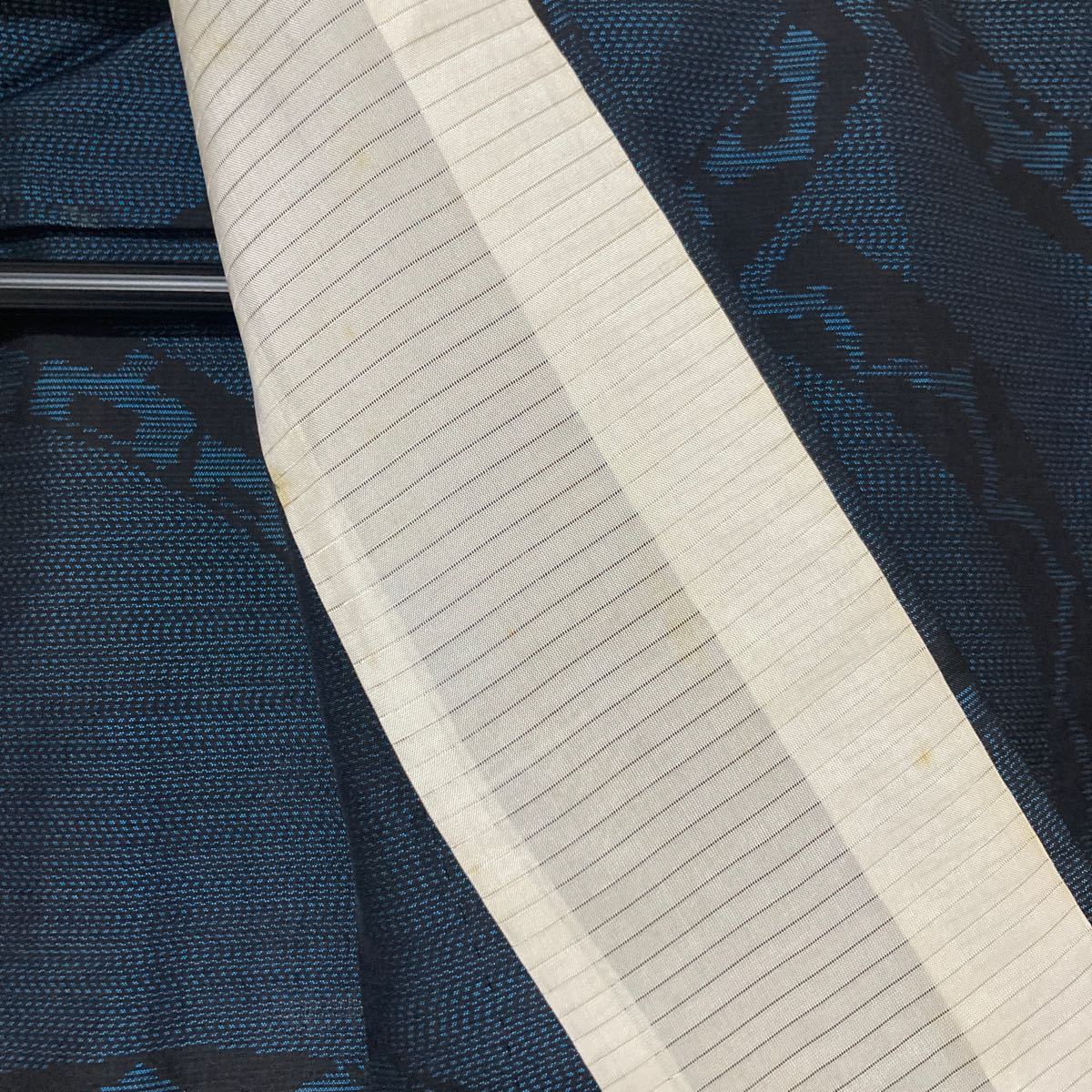 2402t23 着物　紺色　未使用　仕付け糸付き_裏地襟部分に小さな汚れあり