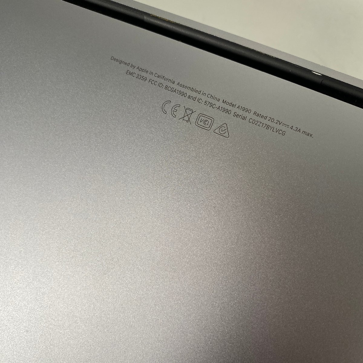 ★１円スタート★ Apple MacBook Pro 2019 15インチ スペースグレイ Core i9/2.3GHz/16GB/SSD512GB/充放電回数377回 大画面 JISキーボード_底面：小さな傷