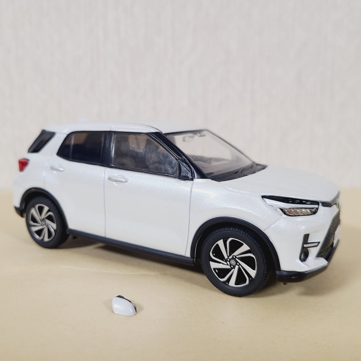 ◆◇ 1/30 TOYOTA トヨタ RAIZE ライズ シャイニングホワイトパール カラーサンプル 色見本ミニカー 非売品 W25　破損あり　◇◆_画像2