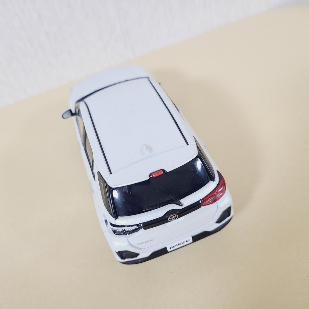 ◆◇ 1/30 TOYOTA トヨタ RAIZE ライズ シャイニングホワイトパール カラーサンプル 色見本ミニカー 非売品 W25　破損あり　◇◆_画像6