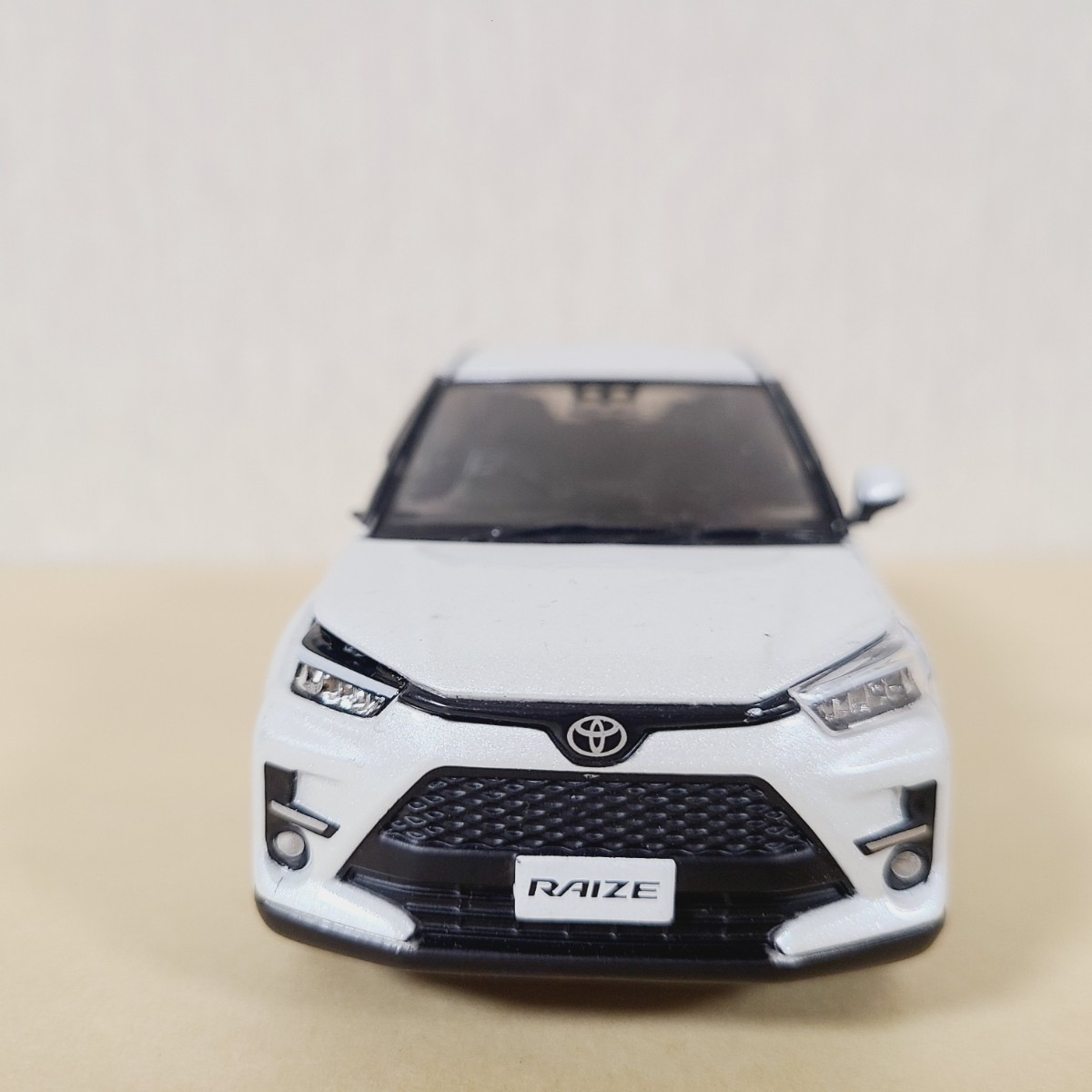 ◆◇ 1/30 TOYOTA トヨタ RAIZE ライズ シャイニングホワイトパール カラーサンプル 色見本ミニカー 非売品 W25　破損あり　◇◆_画像4