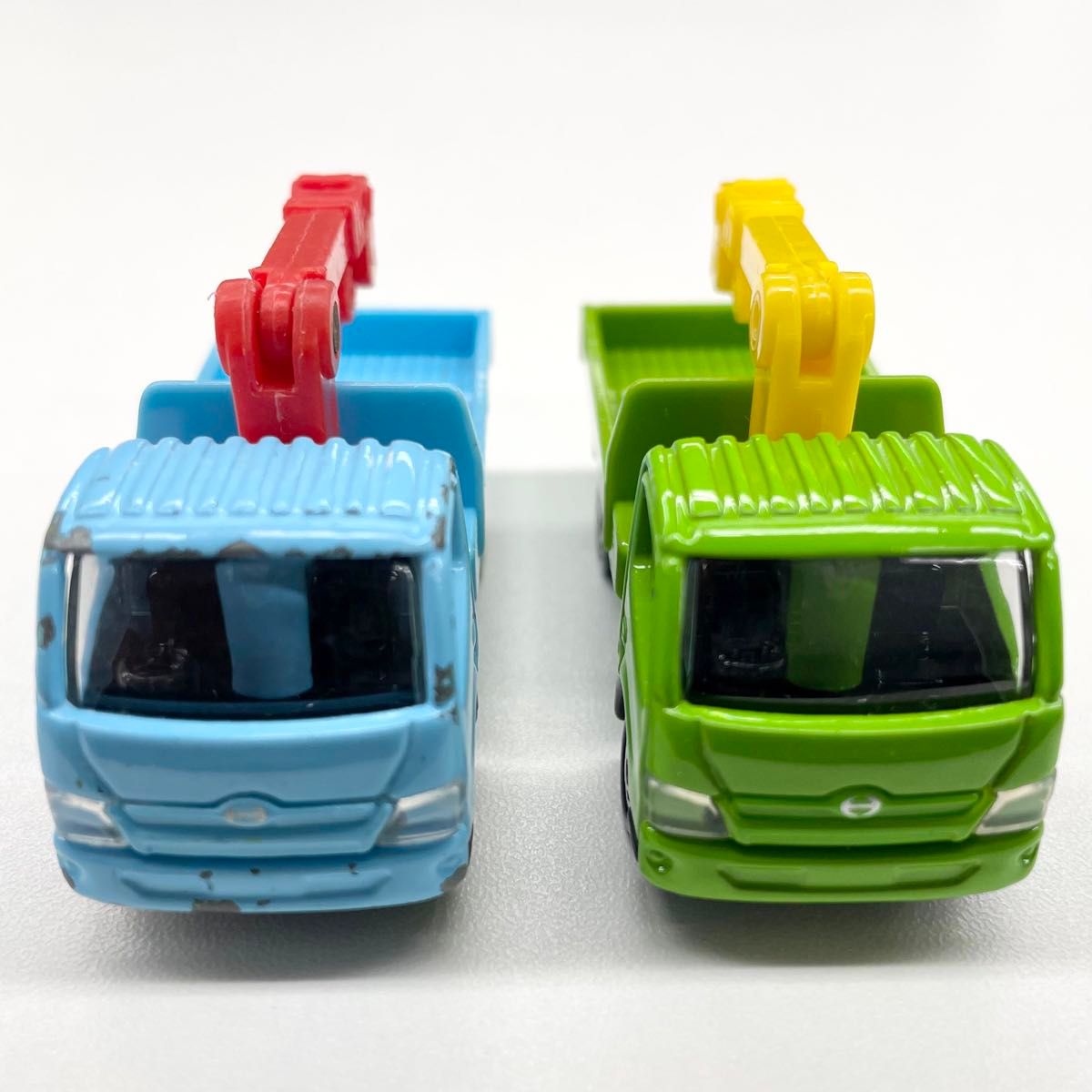 【２台セット】トミカ 日野 デュトロ クレーン付きトラック No.37 （廃版） 緑色  トミカ博限定 （非売品） 水色