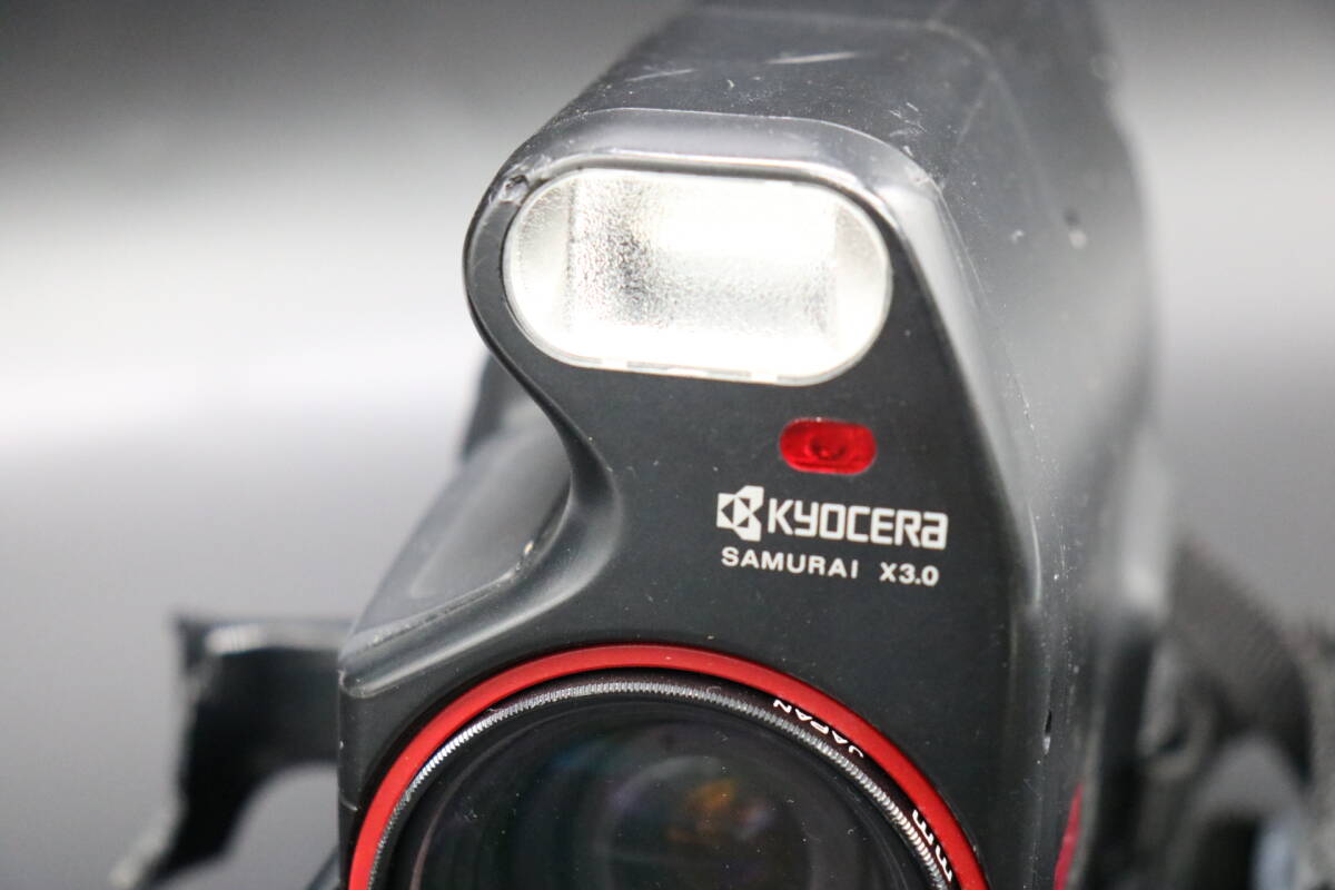 usA-536 KYOCERA 京セラ SAMURAi x3.0 25mm-75mm 3.5-4.3/フィルムカメラ グリップ折れ有　現状品/保管品 フラッシュ　シャッター〇_画像2
