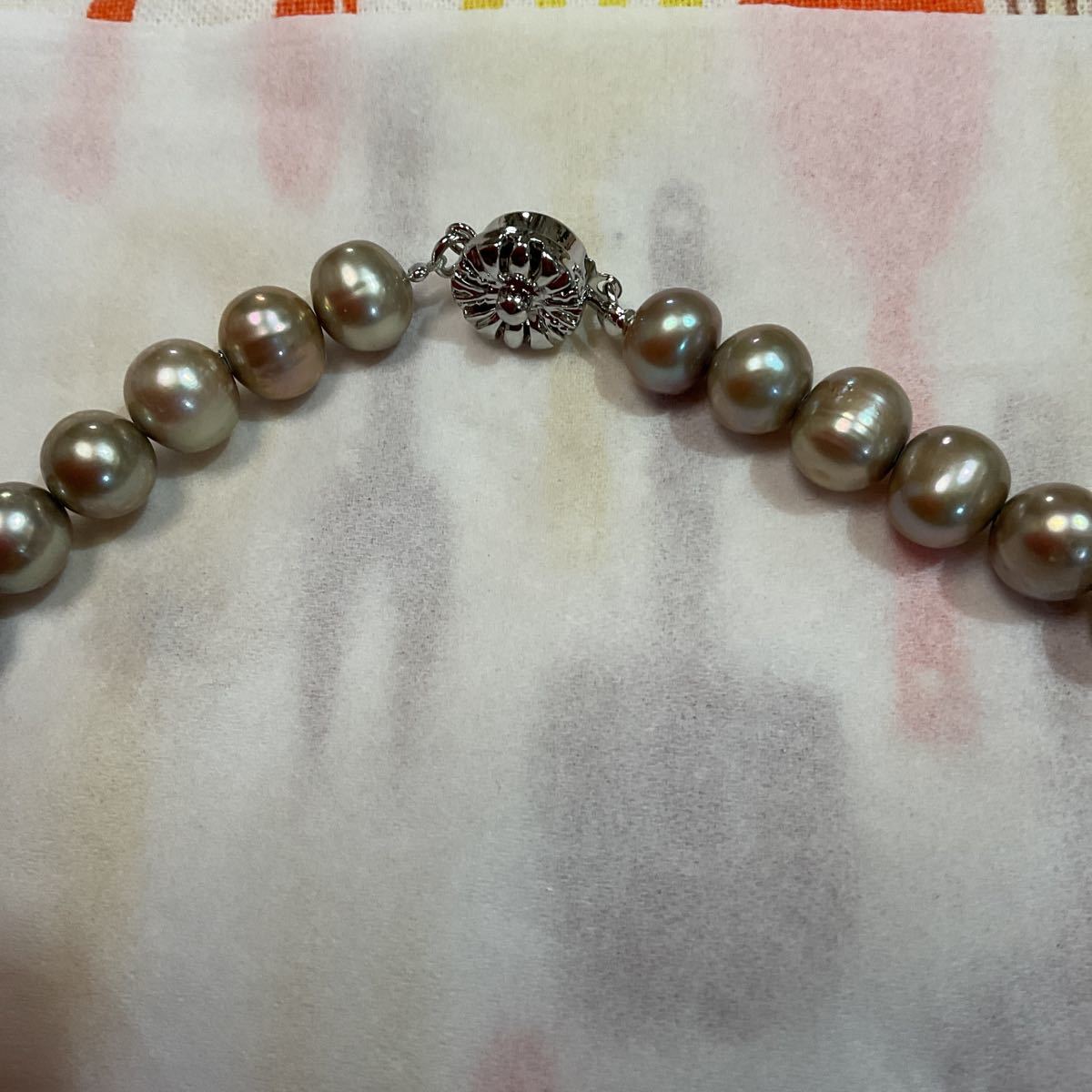 シルバーブラウンカラー淡水真珠ネックレスの画像3