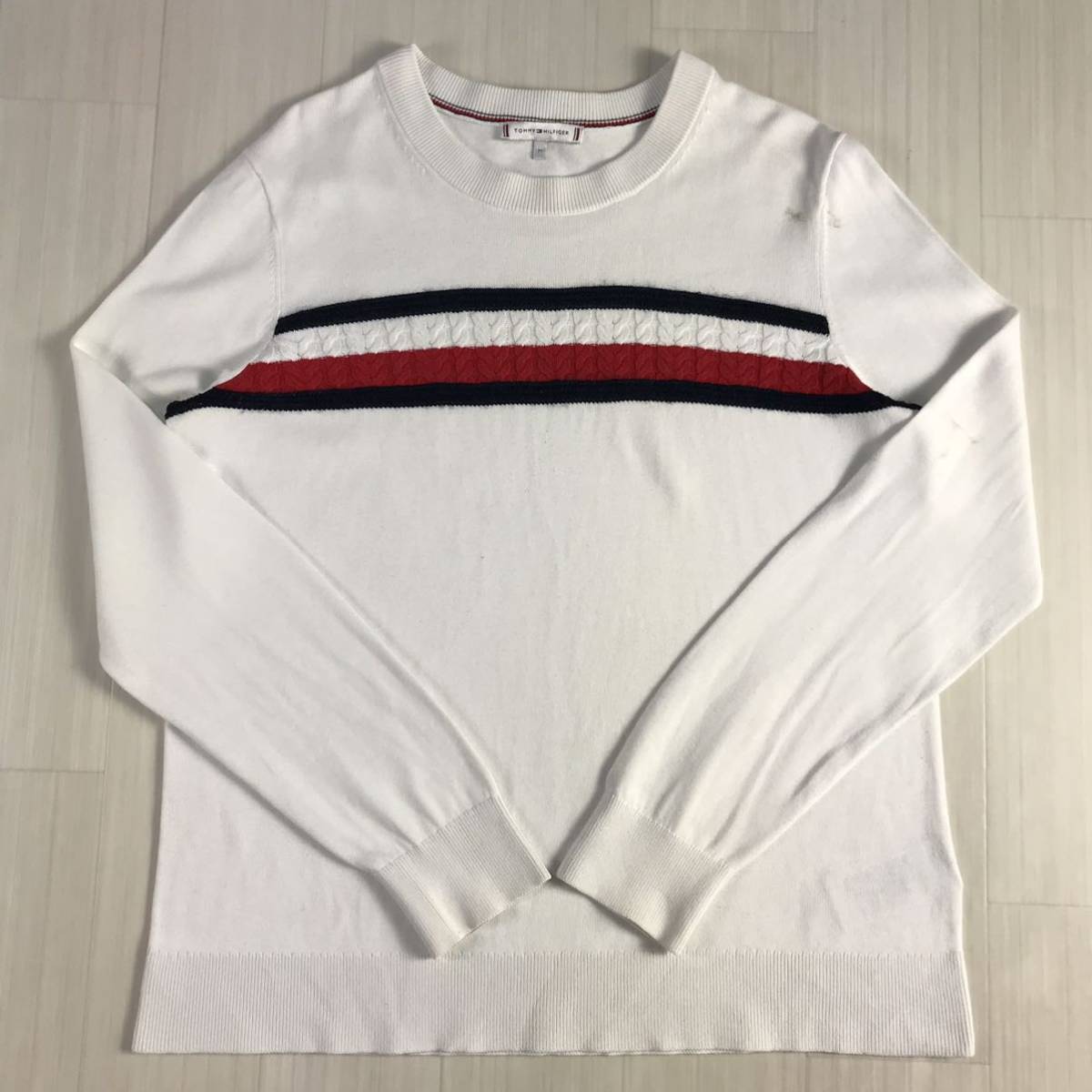 TOMMY HILFIGER トミー ヒルフィガー コットンニット ケーブルニットデザイン セーター M ホワイト×レッド×ネイビー 刺繍ロゴ_画像2