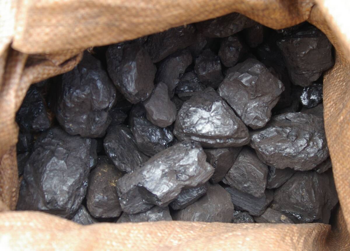 石炭 9.5kg 黒いダイヤ 石炭スストーブの燃料に 大中小混在 奈良発100cmサイズ_画像8