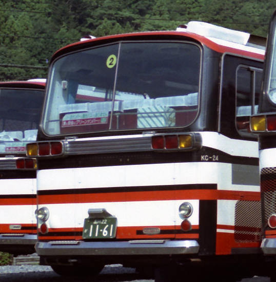 「白ナンバーは観光バスではありません　旅は安心なグリーンナンバーで　東京バス協会」ステッカー_実車に貼ってある状況の参考画像です
