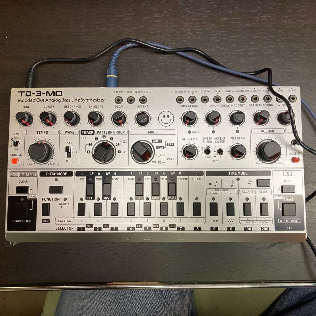 BEHRINGER TD-3-MO Behringer осмотр (tb-303