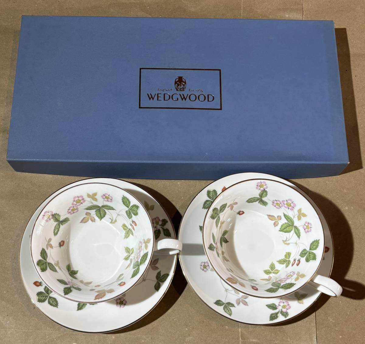 WEDGE WOOD CUP and Saucer ウエッジウッド ワイルド ストロベリー ティーカップ&ソーサー (ピオニー) ペア 2客 箱入り 未使用品の画像1