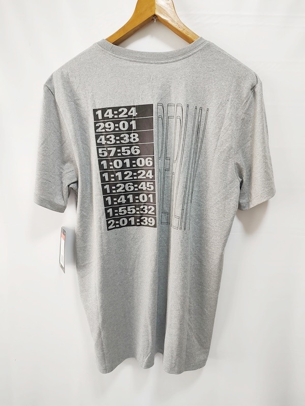新品タグ付き NIKE ナイキ キプチョゲ マラソン 2:01:39 新記録 Tシャツ グレー系 Lサイズ DRI-FIT_画像2