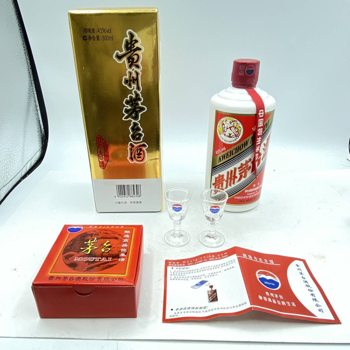 『酒R2』中国酒　貴州茅台酒　マオタイ酒　43％　500ml　約956ｇ　天女ラベル　MOUTAI KWEICHOW　箱　ミニグラス付き　古酒　未開栓 現状品_画像1