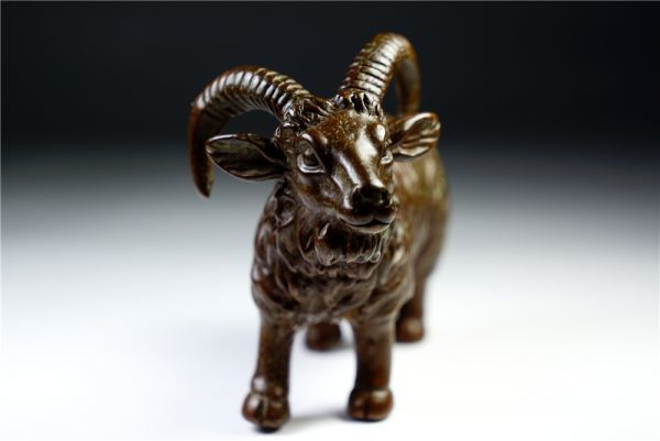 予約販売 銅虫刻印 ヤギ高彫 細工銅製 書鎮 184g 6.3cm 開運置物 文房具 その他