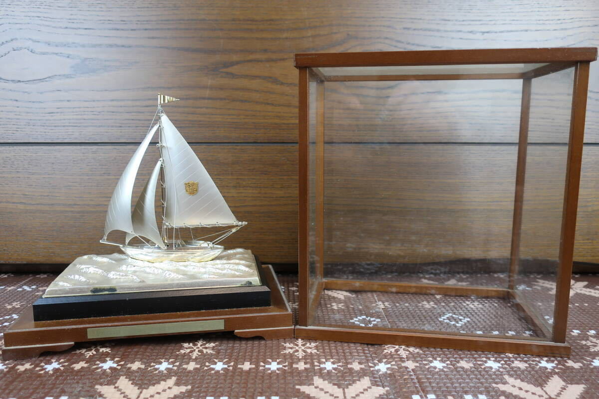 ●HS/　　　銀製船 帆船 シルバー 置物 飾り物 インテリア ガラスケース付 アンティーク コレクション①_画像1