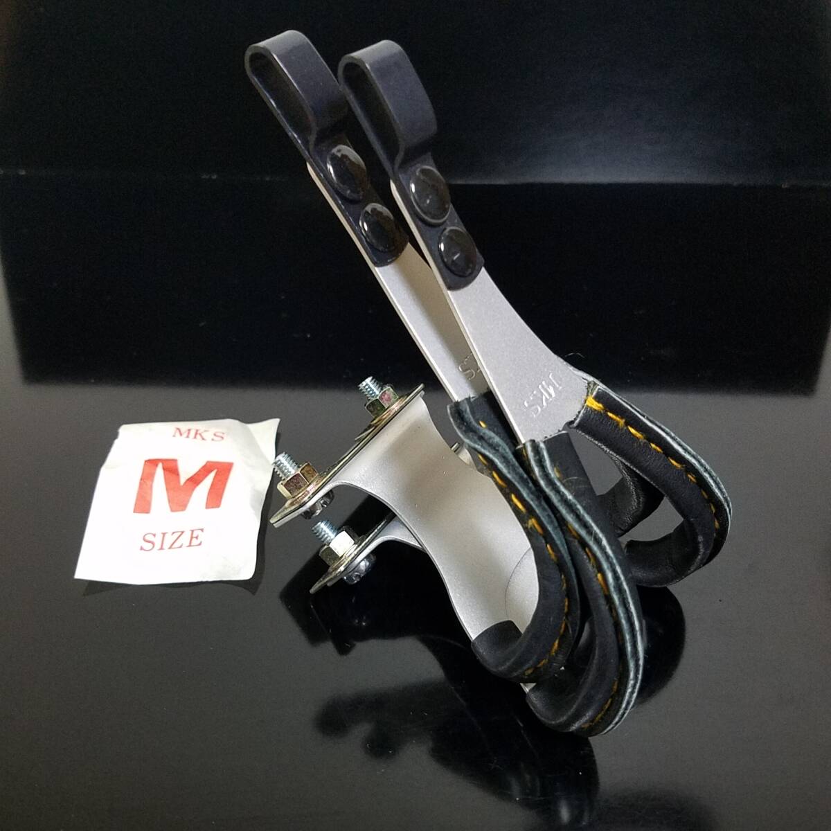 MKS #14 革巻き アルミ軽量 トークリップ NJS刻印　取付部品付き ミカシマ　TOE CLIPS 刻印 Mサイズ New Old Stock (NOS) 競輪 ピスト_画像6