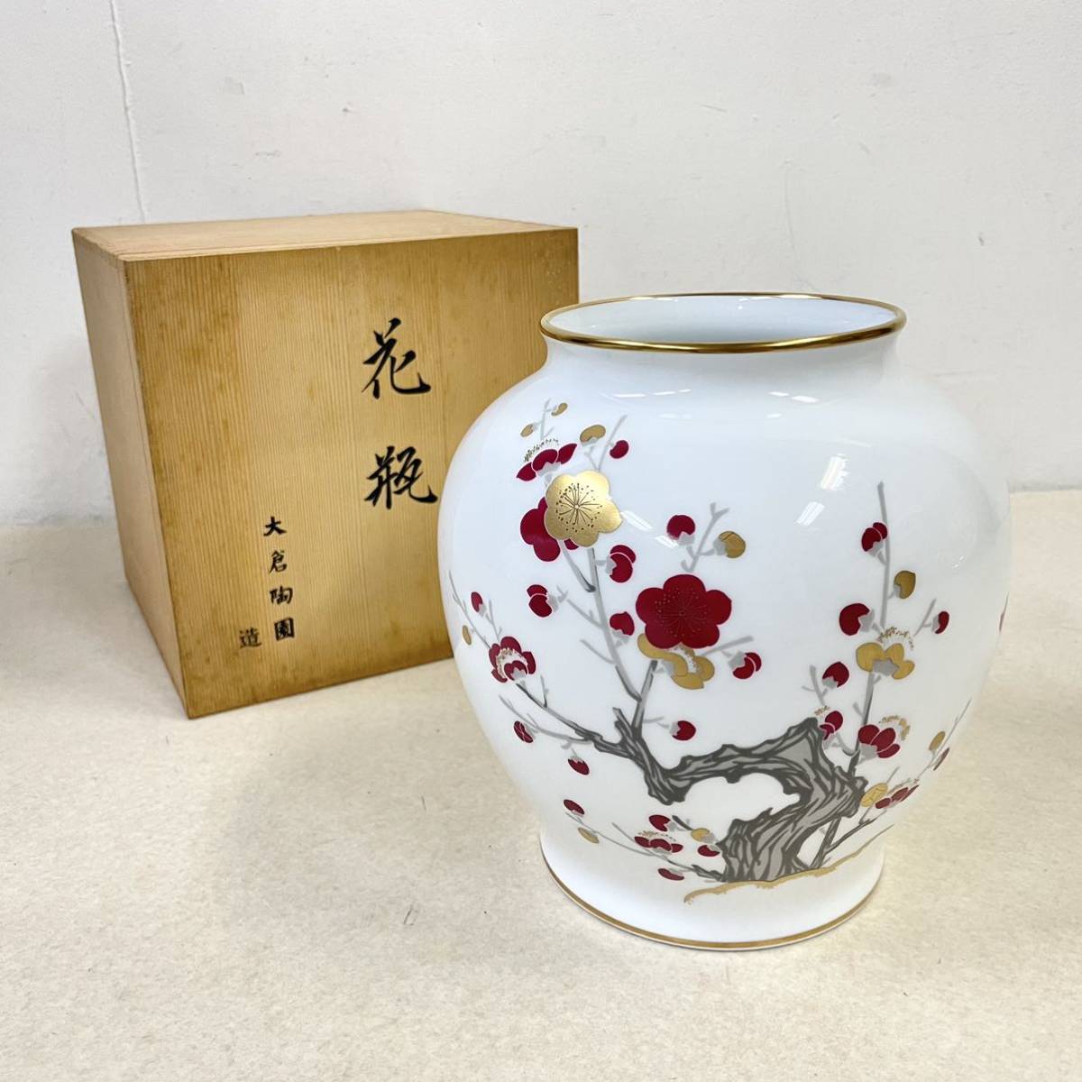 【未使用】 大倉陶園 「金彩赤絵 梅紋 花瓶」共箱付き OKURA 紅梅 花器 花生 茶道具 華道具 陶磁器 フラワーベース インテリア_画像1