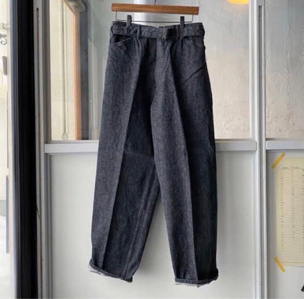 comoli コモリ 22ss ベルテッドデニム ブラックエクリュ サイズ2 comoli コモリ 22ss ベルテッドデニム ブラックエクリュ サイズ2