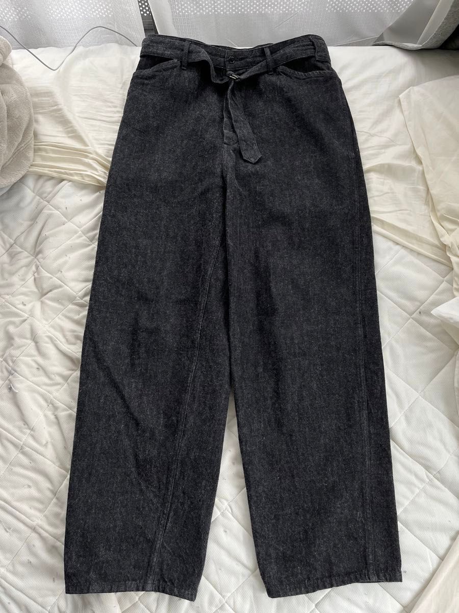 comoli コモリ 22ss ベルテッドデニム ブラックエクリュ サイズ2 comoli コモリ 22ss ベルテッドデニム ブラックエクリュ サイズ2